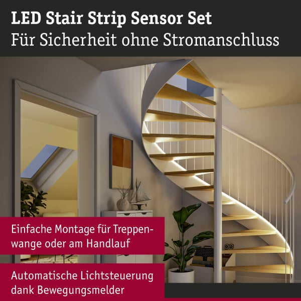Moderne Wendeltreppe mit Holzstufen und integrierter LED-Beleuchtung unter den Stufen. Ein Bewegungsmelder steuert das helle Licht.