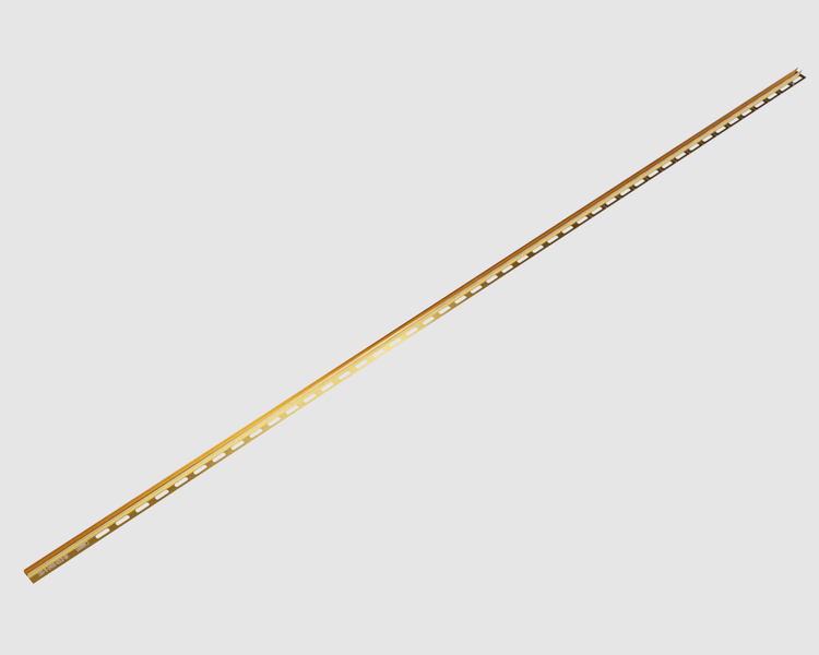 Goldfarbenes Fliesenprofil aus Metall mit gelochtem Schenkel zur Befestigung.