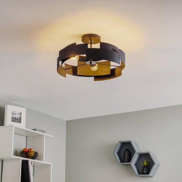 Deckenleuchte mit Lampenschirmen im geometrischen Design