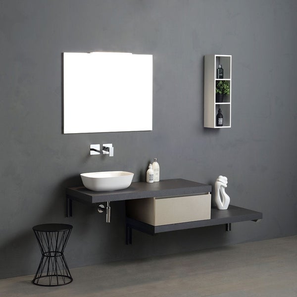 Modernes Badezimmer mit Waschbecken, Spiegel, Regal und Hocker vor grauer Wand