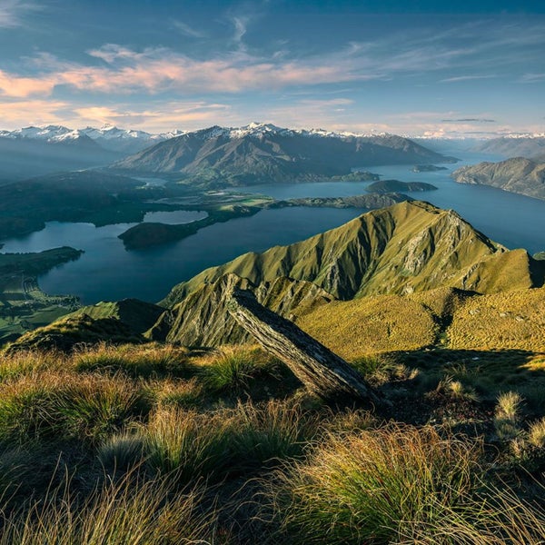 Panoramaaufnahme von Bergen und einem See