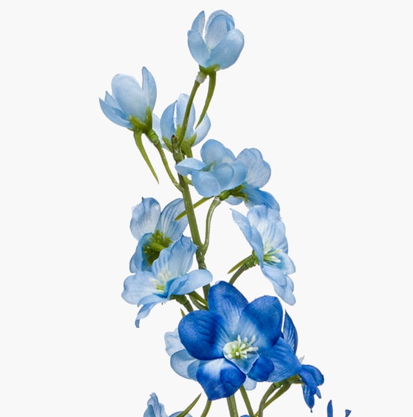 Künstlicher Rittersporn Zweig mit blauen Blüten und Knospen.