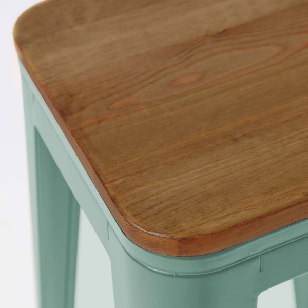 Detail eines Hockers mit einer braunen Sitzfläche aus Holz und einem mintgrünen Metallgestell.