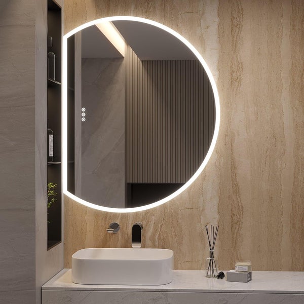 Runder LED Badezimmerspiegel mit indirekter Beleuchtung über einem Waschbecken in einem modern gestalteten Badezimmer.