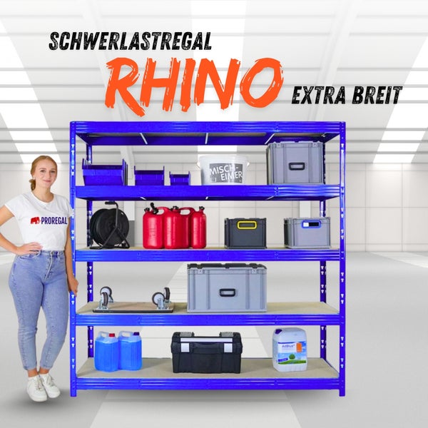 Blaues Schwerlastregal Rhino extra breit mit vier Holzböden, beladen mit Boxen und Kanistern, neben einer Person in hellem Raum.
