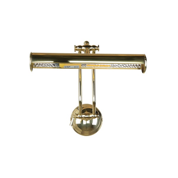 Goldfarbene Wandleuchte mit geradem Schirm.