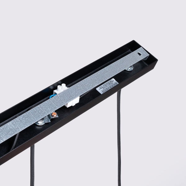 Detailansicht einer schwarzen Hängelampe mit Metallelementen zur Befestigung