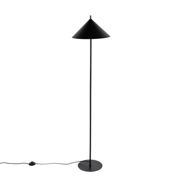 Schlanke Stehlampe mit kegelförmigem Lampenschirm