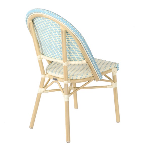 Bistrostuhl aus Rattanimitat mit blau-weißem Geflecht und Gestell in Holzoptik.