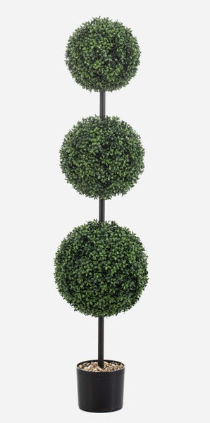 Künstlicher Buchsbaum mit drei Kugeln in einem schwarzen Topf mit Zierkies.