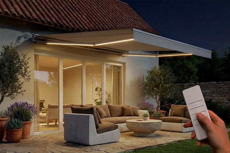 Terrasse mit Markise und Beleuchtung, bedient mit einer Fernbedienung