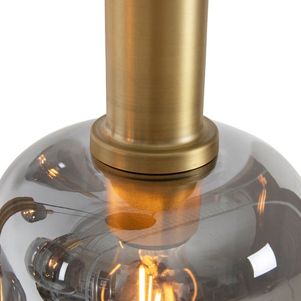 Detailaufnahme einer Hängelampe mit Lampenschirm aus Glas und Fassung