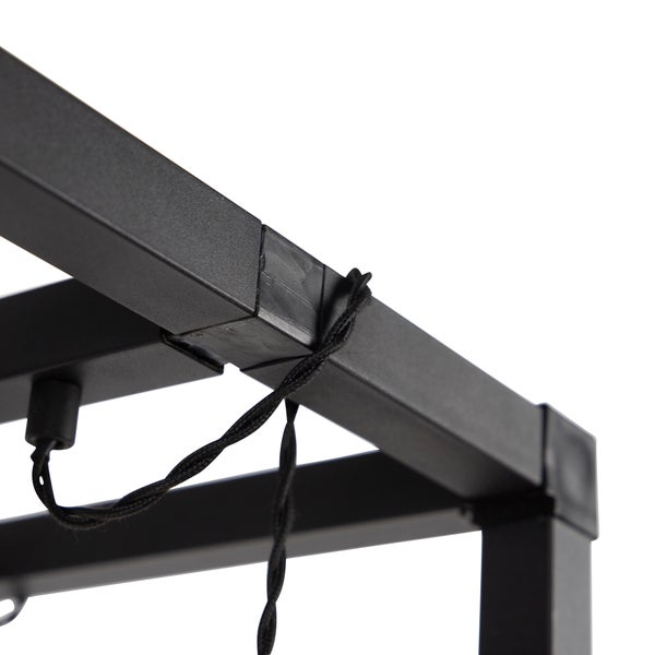 Detailaufnahme einer schwarzen Metallrahmenkonstruktion mit Elektrokabel