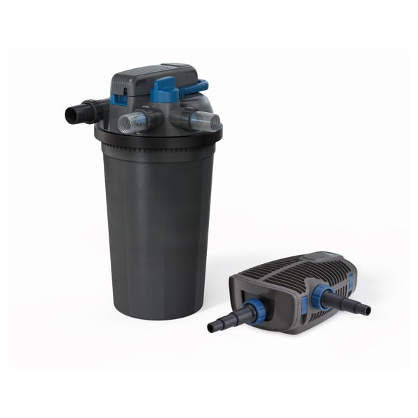 Druckfilter-Set für Teiche bestehend aus einem schwarzen Druckfilter und einer Teichpumpe mit blauen Akzenten.