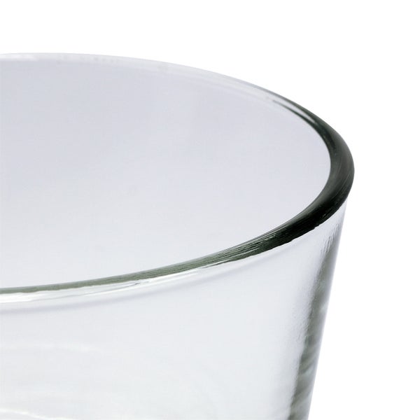 Detailansicht des abgerundeten Randes eines Glasgefäßes.