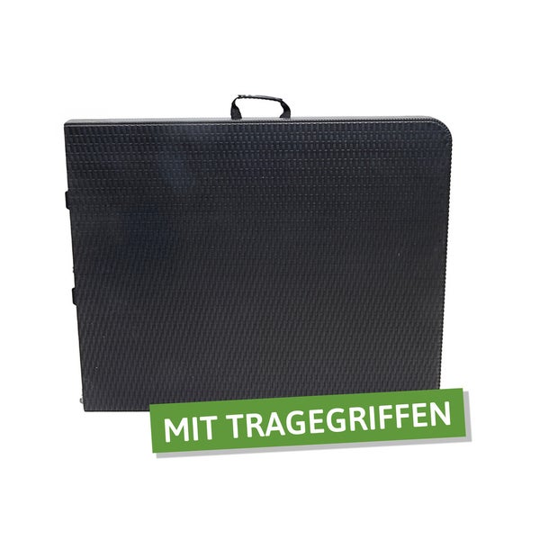 Zusammengeklappter Gartentisch in Rattan-Optik mit Tragegriff.