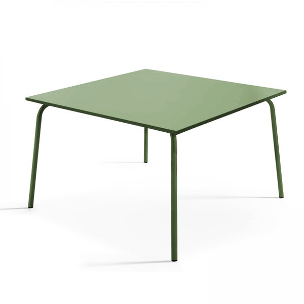 Quadratischer Gartentisch aus Metall in Grün mit schmalen Beinen und minimalistischem Design.