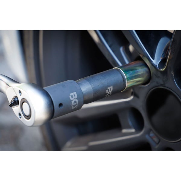 BGS technic Steckschlüssel mit Radkreuzschlüssel am Rad