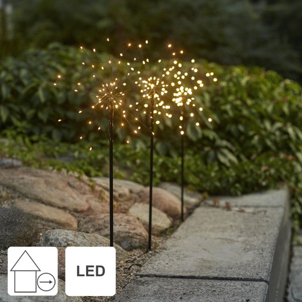 Drei LED-Gartenleuchten im Außenbereich mit abstraktem Design.