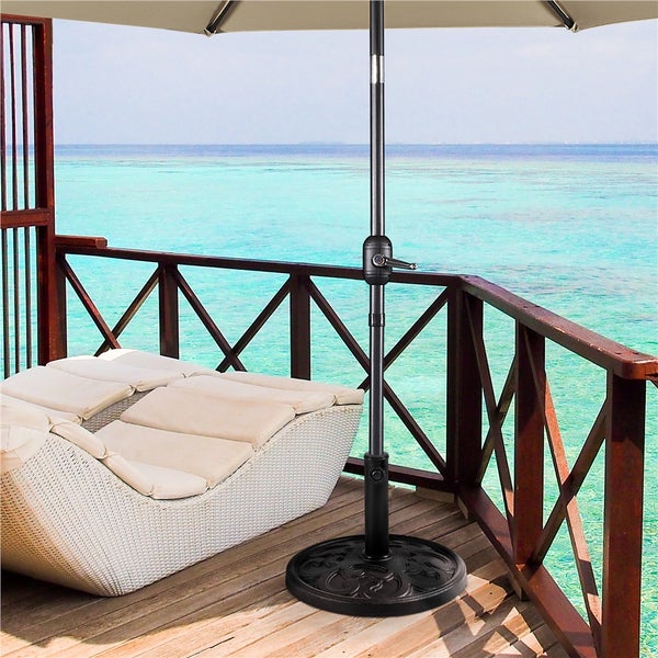 Szene mit einem Sonnenschirm auf einer Terrasse mit Blick auf das Meer.