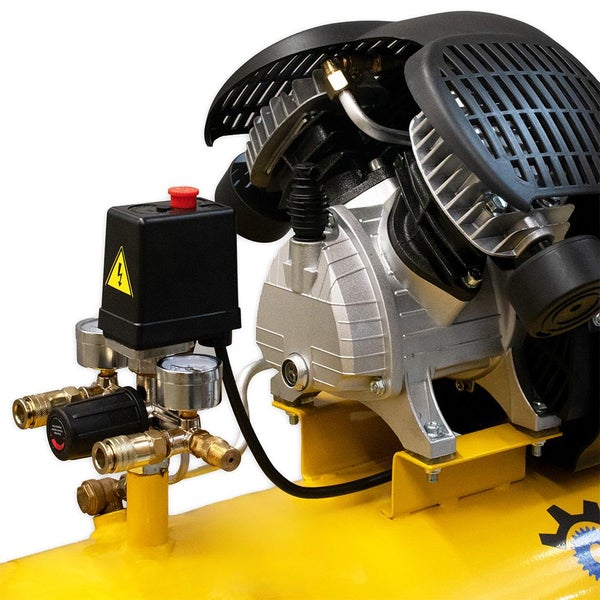 Detailansicht eines gelben Kompressors mit Druckanzeige und Motorschutzgitter