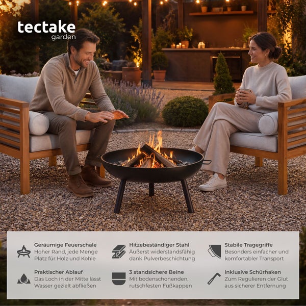 tectake garden Logo. Brennende schwarze Stahl-Feuerschale in gemütlichem Garten mit Holzsesseln und Außenküche. Inklusive Schürhaken.