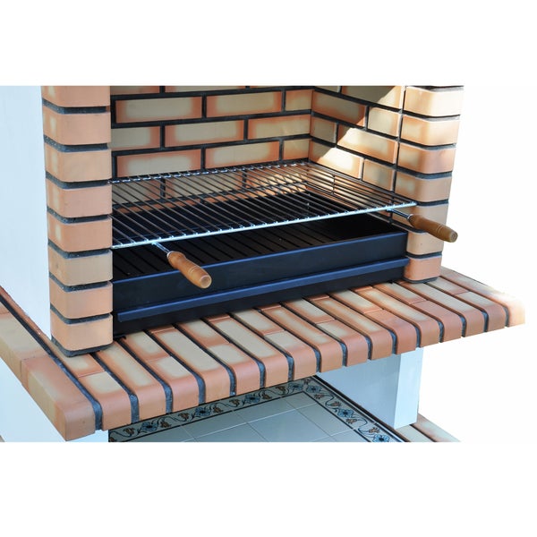 Gartengrillkamin aus Ziegelsteinen mit integriertem Metallgrillrost und Holzgriffen fuer den Garten