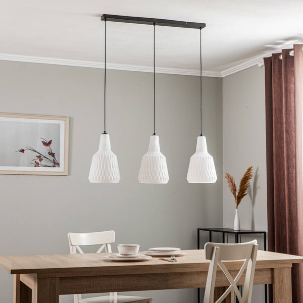 Dreiflammige Pendelleuchte mit weißen, strukturierten Schirmen über einem Holzesstisch in einem hellen, modern eingerichteten Raum.