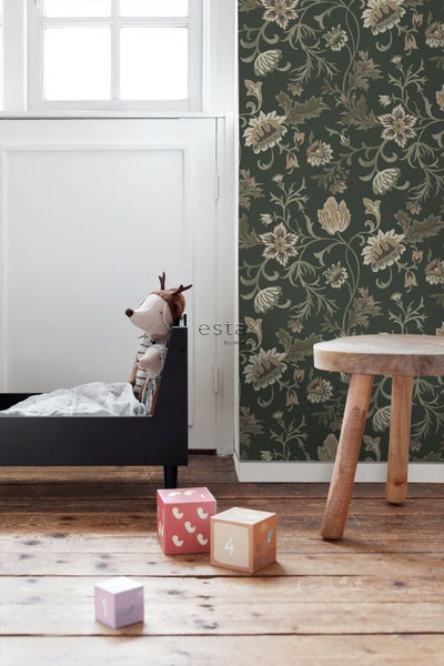 Kinderzimmer mit Bett, Holzhocker und dunkelgrüner Blumentapete