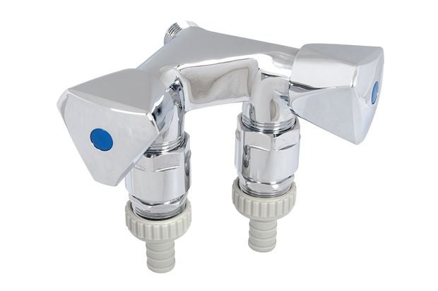 Zwei-Geräte-Anschlussventil aus verchromtem Metall mit zwei Griffen und Schlauchverschraubungen.