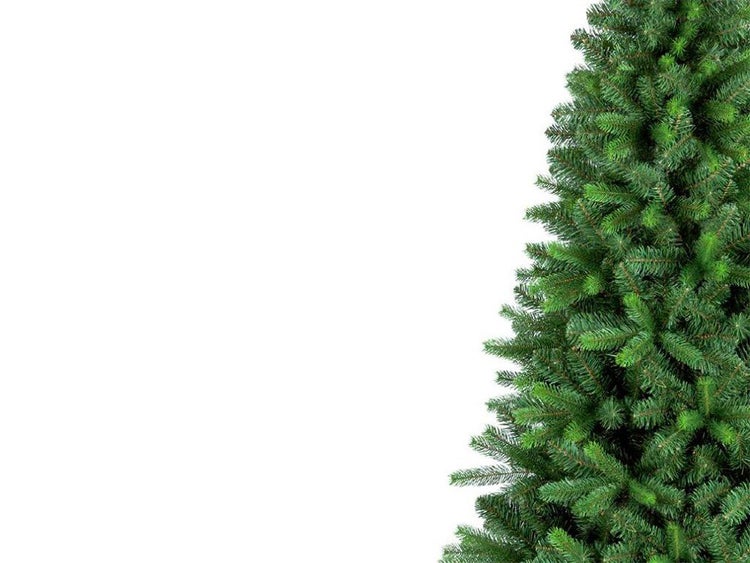 Detailansicht der Nadeln eines künstlichen Weihnachtsbaums