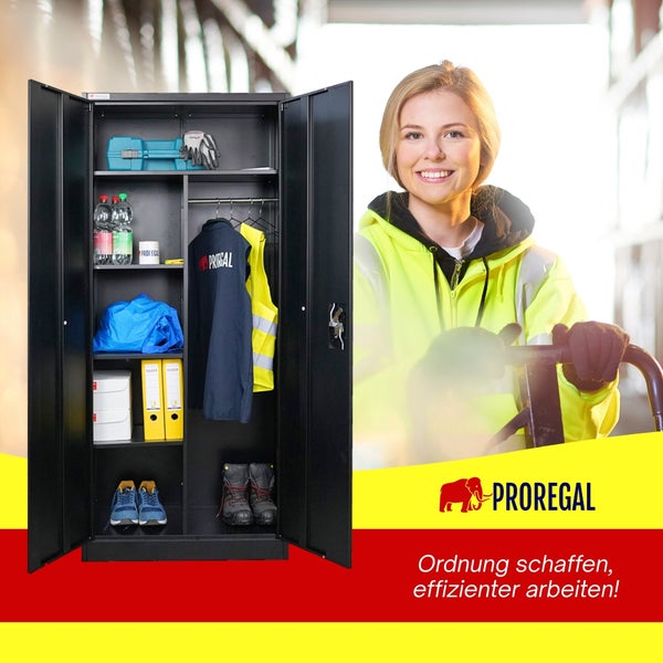 Offener Proregal Metallschrank in einem Lager, gefüllt mit Werkzeug und Kleidung, daneben eine Frau in Warnkleidung, Proregal Logo.