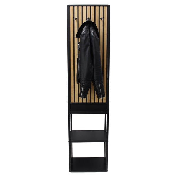 Garderobenpaneel mit Wandpaneel in Holzoptik und integriertem Regal sowie Haken für Kleidung.