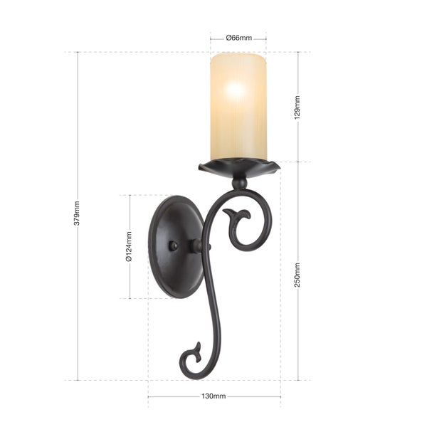 Wandleuchte im Landhausstil mit geschwungenem Metallarm und zylindrischem Glasschirm inklusive Bemaßungen.
