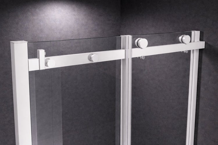 Detailaufnahme einer Glasschiebetür für die Dusche mit weißem Schienensystem und runden Rollen.