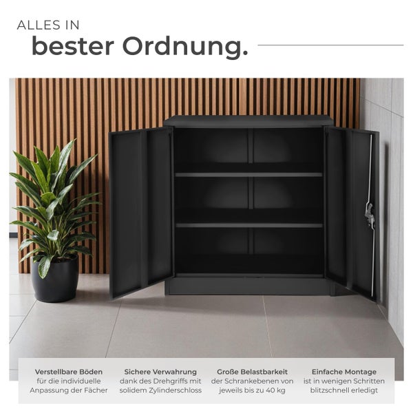 Einrichtungsszene mit offenem, grauen Flügeltürenschrank mit Regalböden und einer Topfpflanze.