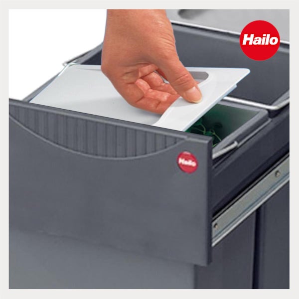 Hand öffnet Hailo Abfalltrennsystem mit Auszugschienensystem und Deckel.