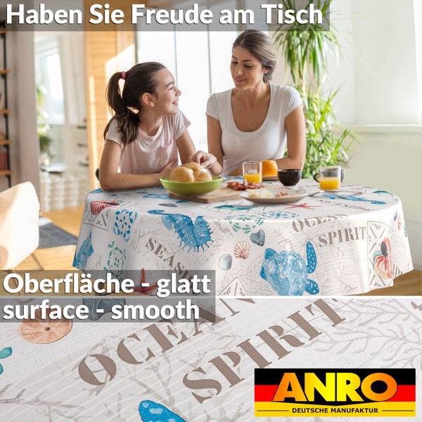 Mutter und Kind am Tisch mit einer runden, glatten Tischdecke mit Meeresmotiven wie Schildkröten und Muscheln. ANRO Logo.