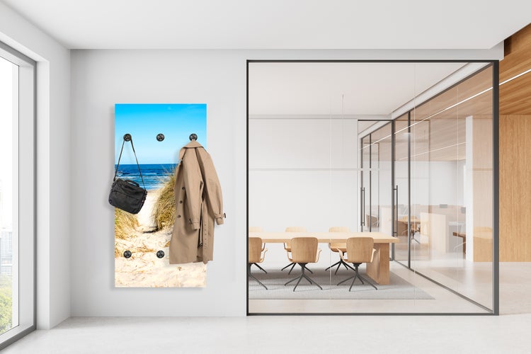 Garderobe mit Strandmotiv, Jacke und Tasche im Büro