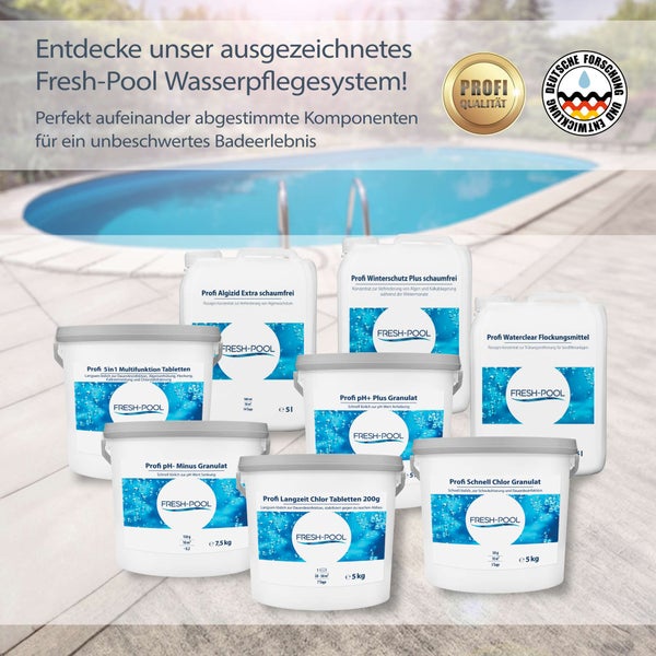 Set aus verschiedenen Fresh-Pool Wasserpflegeprodukten für Schwimmbecken vor einem Pool mit Profi Qualitaet und Forschungsiegel.