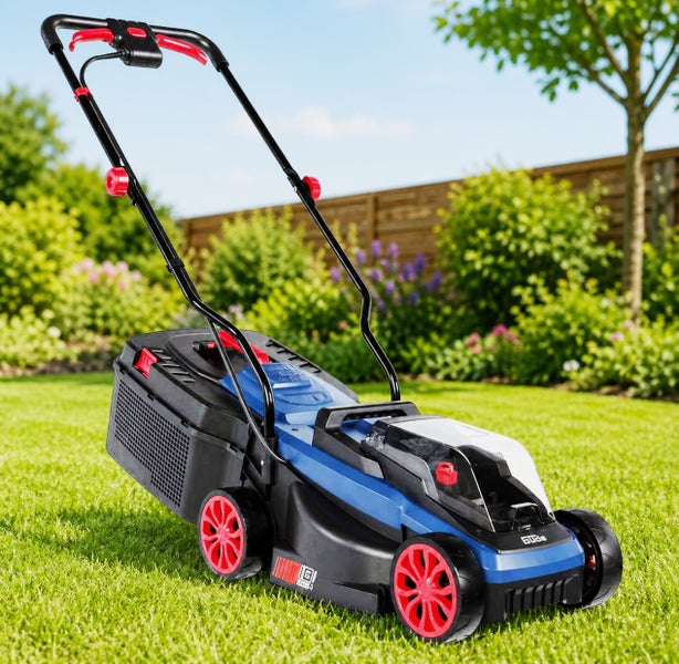 Blau-schwarzer Akku-Rasenmäher Güde mit roten Rädern auf einer Rasenfläche im Garten vor einer Hecke und einem Holzzaun.