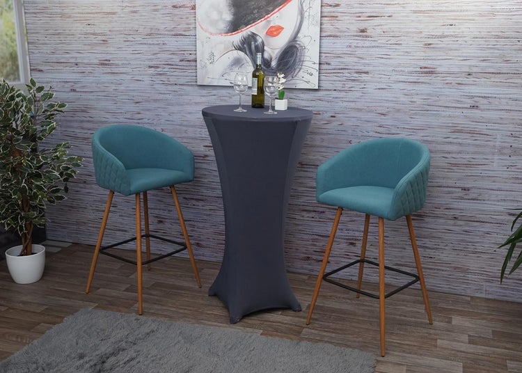 Szene mit Stehtisch mit Husse und zwei Barhockern