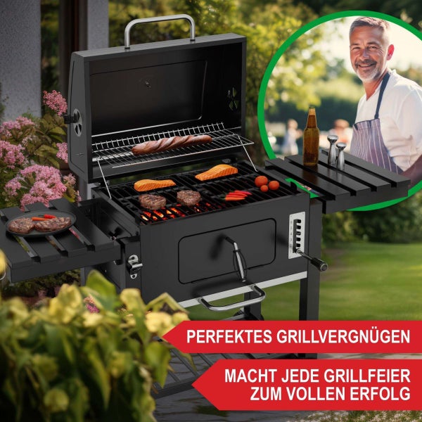 Schwarzer Holzkohlegrill mit offenem Deckel im Garten, belegt mit Grillgut wie Steaks, Fisch und Gemüse, inklusive Seitenablagen.