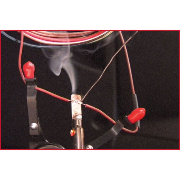 Löten eines Kabels mit Lötdraht und Lötkolben