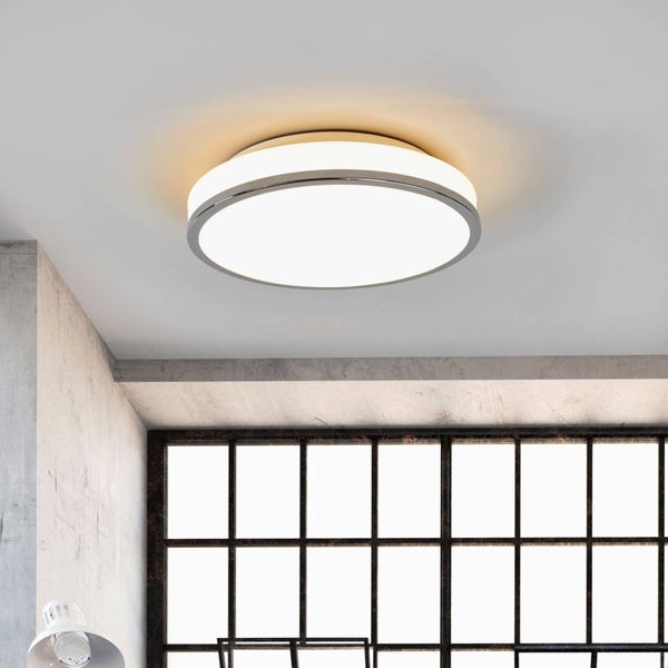 Runde LED-Deckenleuchte mit verchromtem Metallring, flaches Design, leuchtend an der Decke montiert.