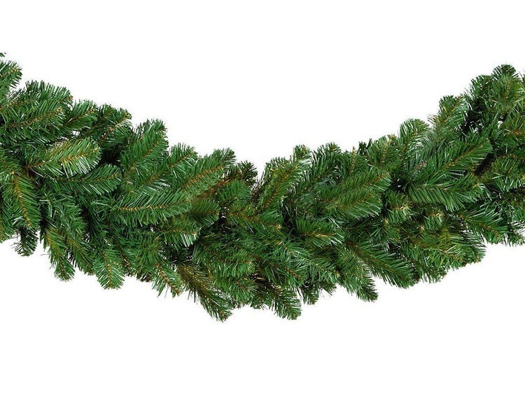 Künstliche Tannengirlande als weihnachtliche Dekoration