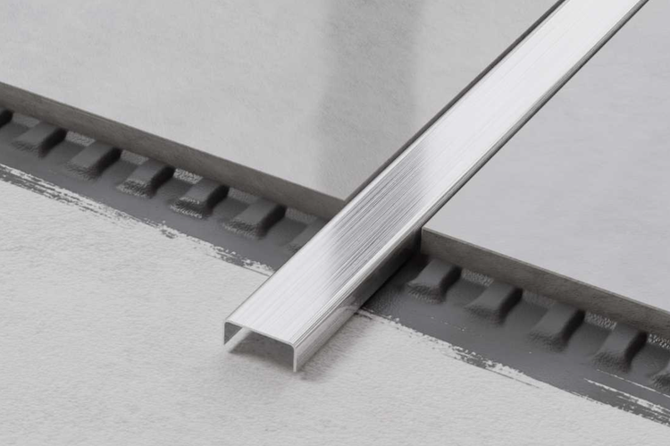 Fliesenprofil aus Metall zwischen zwei Fliesen