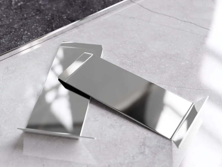 Zwei Halterungen aus Metall auf einer Ablage