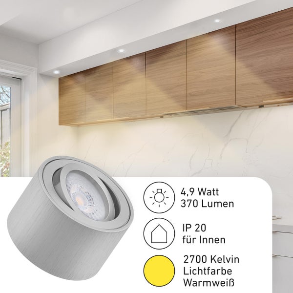 Silberner LED-Strahler in moderner Küche. 4,9 Watt, 370 Lumen, Schutzart IP 20 für Innenräume, 2700 Kelvin warmweißes Licht.