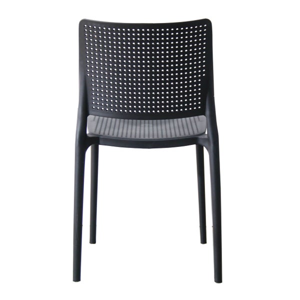 Schwarzer Kunststoffstuhl mit gelochter Rückenlehne und Sitzfläche.